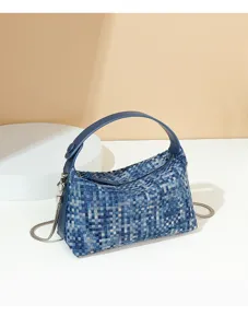 Detailansicht der stilvollen gewebten Denim-Umhängetasche, Textur und Kette im Fokus.