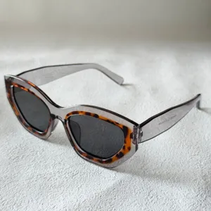 Gafas de sol cuadradas con montura gruesa para mujer y hombre, carey y gris diseño urbano.