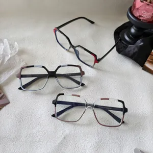 Schicke Blaulichtfilter Brille mit Farbmix, stilvoller Oversize-Rahmen für den Alltag.
