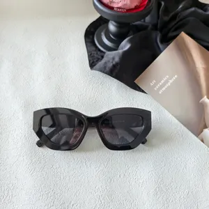 Gafas de sol cuadradas con montura gruesa para hombres y mujeres, estilo urbano moderno.