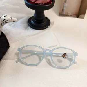 Nahaufnahme der hellblauen Retro-Brille mit runden photochromen Gläsern auf weißem Hintergrund.