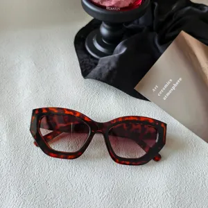 Gafas de sol cuadradas de carey con montura gruesa para estilo urbano y moda al aire libre.