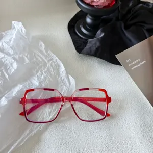 Detailansicht der quadratischen Brille mit Farbverlauf, stilvoller Blaulichtfilter-Rahmen.