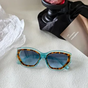 Modernas gafas de sol cuadradas chunky con montura azul y elegantes lentes degradadas.