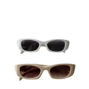 Lunettes de soleil œil-de-chat rétro pour femme, protection UV tendance pour conduite et extérieur.
