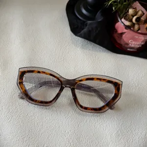 Primer plano de gafas cuadradas de carey de moda con montura gruesa y textura clara.