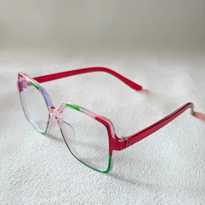 Stilvoller Blaulichtfilter Brillenrahmen mit trendy Farbblock Design für den Alltag.