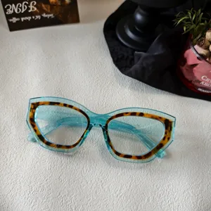 Gafas de sol cuadradas de moda con montura gruesa azul y detalles de estampado de leopardo.