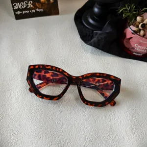 Gafas de sol de leopardo con montura gruesa, estilo moderno para calle y exterior.