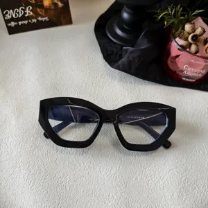 Gafas de sol cuadradas gruesas de moda, gafas retro de tendencia para la calle estilo.