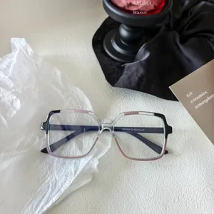 Stilvolle Oversize Blaulichtfilter Brille mit schickem Farbmix Gestell für den Alltag.