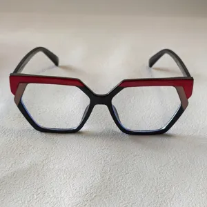 Occhiali da vista quadrati irregolari blocco di colore alla moda per uso quotidiano.