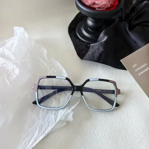 Modischer farbblockierter Blaulichtfilter Brillenrahmen, quadratische Damenoptikbrille.