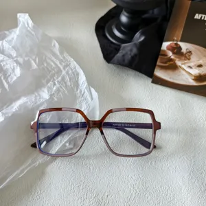 Schicke Blaulichtfilter Brille mit stylischem farbpassenden Gestell fuer den Alltag.