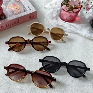 Gafas de sol redondas retro para mujer, accesorios de moda con estilo urbano y chic.
