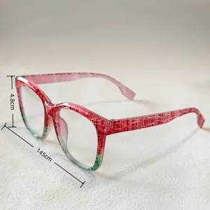 Occhiali anti luce blu colore dopamina alla moda con montatura quadrata rossa unica.