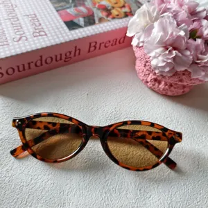 Ovale Retro Sonnenbrille in Schildpattoptik für Damen, kleine Fassung für Outdoor Reisen Mode