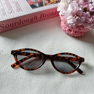 Retro ovale kleine Sonnenbrille mit schickem Schildpatt-Design für die Outdoor-Mode.
