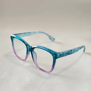 Dettaglio della montatura per occhiali quadrata anti-luce blu con sfumatura alla moda.