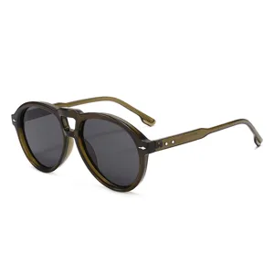 Vintage Piloten-Sonnenbrille mit dicker olivgrüner Fassung und dunklen Gläsern, stilvoll.