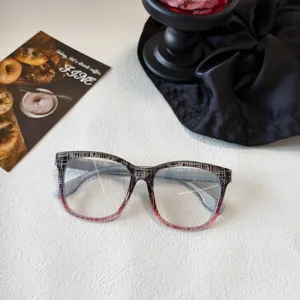 Occhiali da vista quadrati luce blu donna alla moda con griglia trendy e sfumatura.