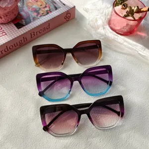 Detailansicht der modischen Farbverlauf-Cat-Eye-Sonnenbrille mit stilvollem Gestell.