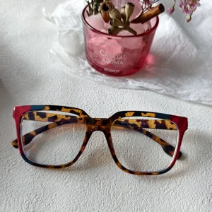 Nahaufnahme der stilvollen quadratischen Blaulicht-Brille mit Schildpatt- und Farbblock-Design.