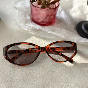 Gafas de sol ojo de gato retro Y2K para mujer, elegante tendencia leopardo moda chic.