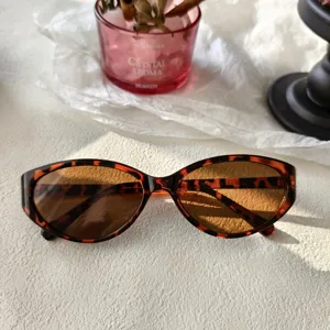 Gafas de sol ovaladas de ojo de gato carey vintage Y2K para mujer estilo urbano.