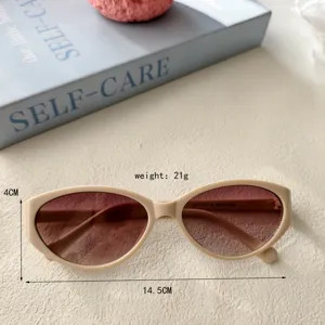 Gafas de sol Y2K retro cat-eye para mujer con montura color beige y lentes degradadas.