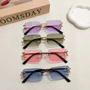 Vue détaillée de lunettes de soleil sans monture tendance avec verres dégradés colorés.