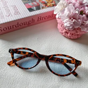 Vintage ovale Schildpatt Sonnenbrille mit hellblauen Gläsern für Damen Outdoor Mode.