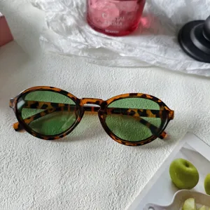 Retro ovale Sonnenbrille fuer Damen, trendiges Leopardenmuster Gestell, gruene Glaeser.