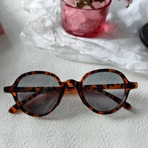 Gafas de sol redondas carey retro para mujer, gafas de sol vintage con gran estilo.