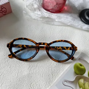 Vintage Retro Oval Sonnenbrille mit modischem Leopardenmuster und stilvollen hellblauen Gläsern.