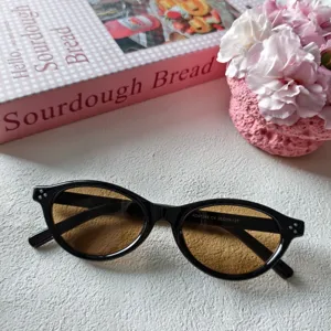 Schicke Vintage Ovale Sonnenbrille mit schwarzem Gestell und braunen Glaesern fuer Damen.