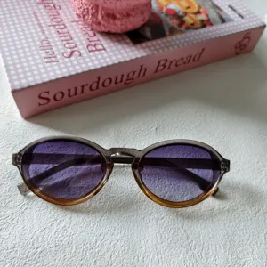 Retro ovale Sonnenbrille mit lila Verlaufsgläsern und braunem Rahmen für den täglichen Look.