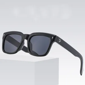Schwarze Damen Sonnenbrille im quadratischen Trenddesign mit dickem Rahmen fuer Reisen.