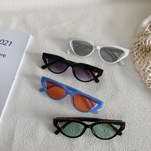 Gafas de sol de ojo de gato retro clásicas con monturas estrechas y lentes de colores.