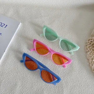 Vista detallada de gafas de sol estilo ojo de gato retro y muy elegantes para mujeres.