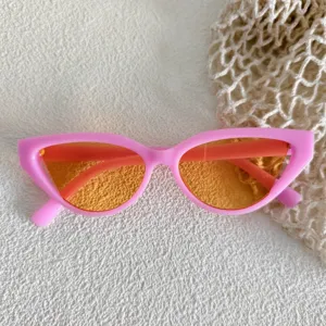 Gafas de sol retro de ojo de gato con montura rosa elegante y lentes naranjas.