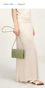 Handgeweven lederen crossbody tas voor dames, elegante tas met flap en meerdere handige compartimenten.