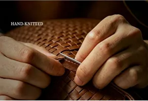 Close-up met hoogwaardig bruin geweven leer handwerk en zorgvuldige handstikdetails.