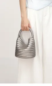 Gedetailleerd overzicht van de zilveren geweven lederen handtas met elegante handgreep.