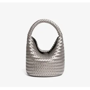 Handgeweven zilveren lederen emmertas stijlvolle hobo handtas voor dames casual shopper.