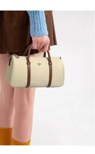 Classica borsa a mano Boston in nylon con manici in pelle marrone e design chic.