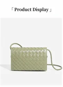 Handgemaakte geweven leren crossbody tas detailweergave in lichtgroen, elegant design.