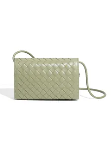 Geweven leren crossbody tas voor vrouwen, stijlvolle kleine schoudertas met flap.