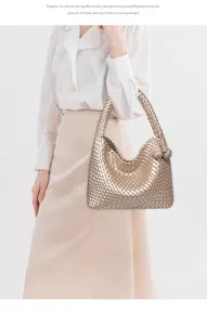 Gemetalliseerde geweven schoudertas detail met stijlvolle knoop en luxe hobo tas textuur.