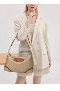 Klassische Nylon Hobo Schultertasche mit Lederklappe, große lässige Tote Tasche.